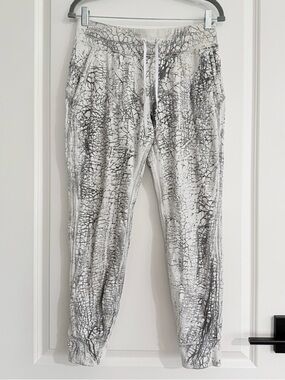 Lululemon Warm Down Joggers - rare "Thread Dye" (Marble) in B/W. Size 8